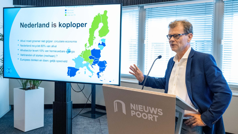 Bart van de Leemput geeft een toespraak in Nieuwspoort op 9 september 2011